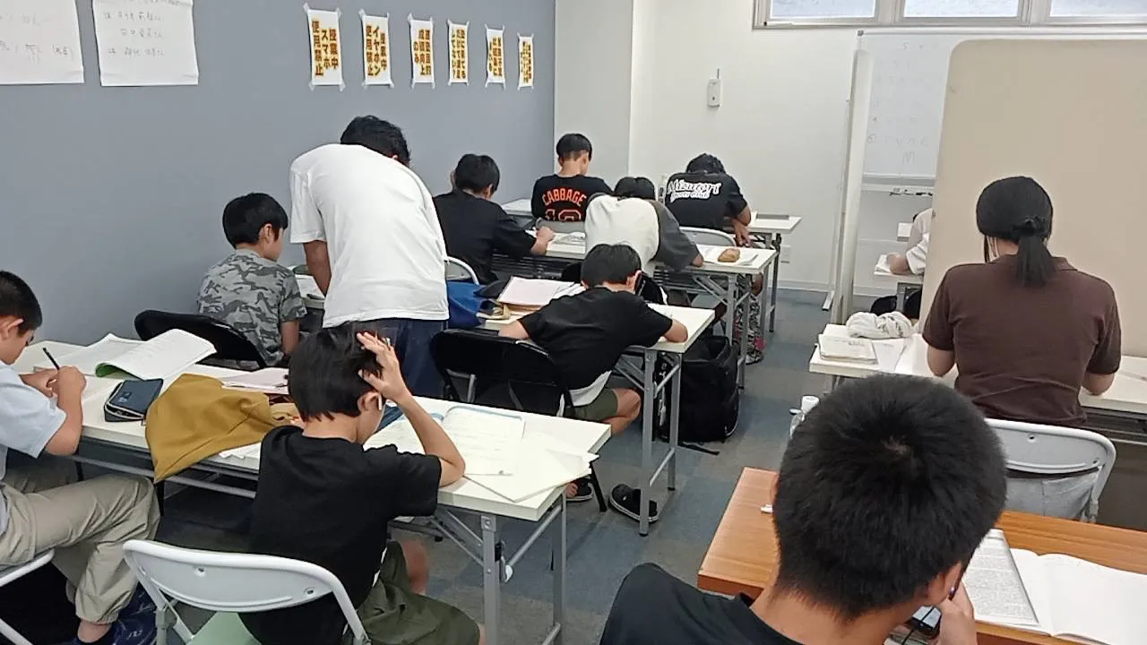教室で、それぞれの課題に取り組む生徒たちと講師