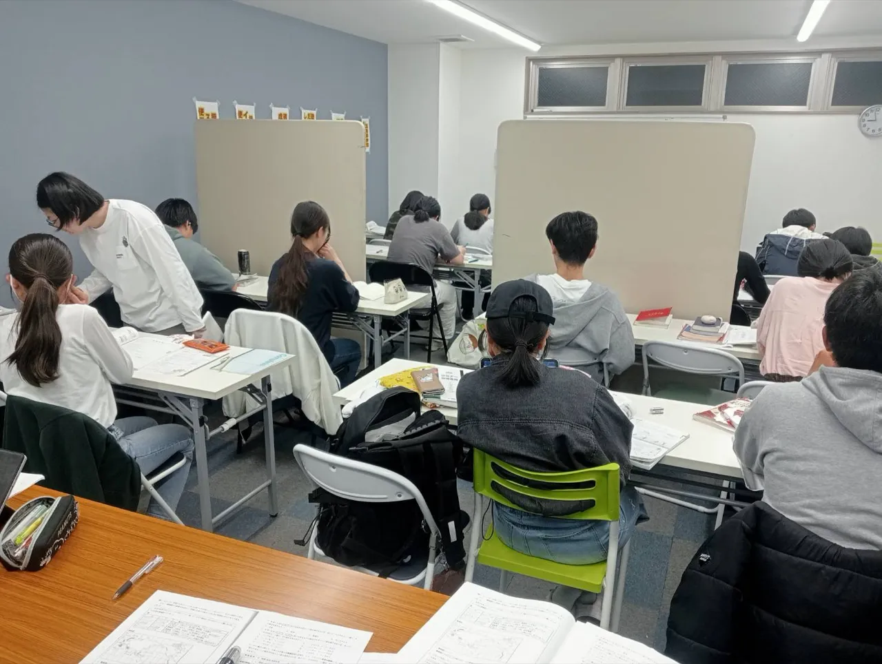 テスト前、教室でテキストに向かう中学生たち