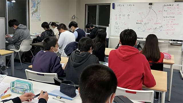 たくさんの生徒が机に向かって演習しているみやうち塾の教室