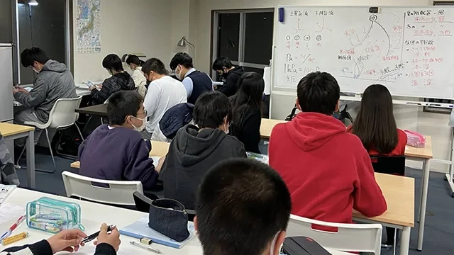 みやうち塾の教室で、たくさんの生徒が授業を受けている様子