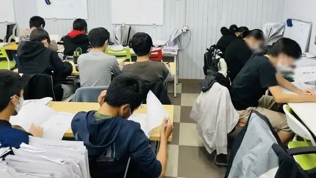 みやうち塾の教室で、生徒たちが机に向かって学習している様子